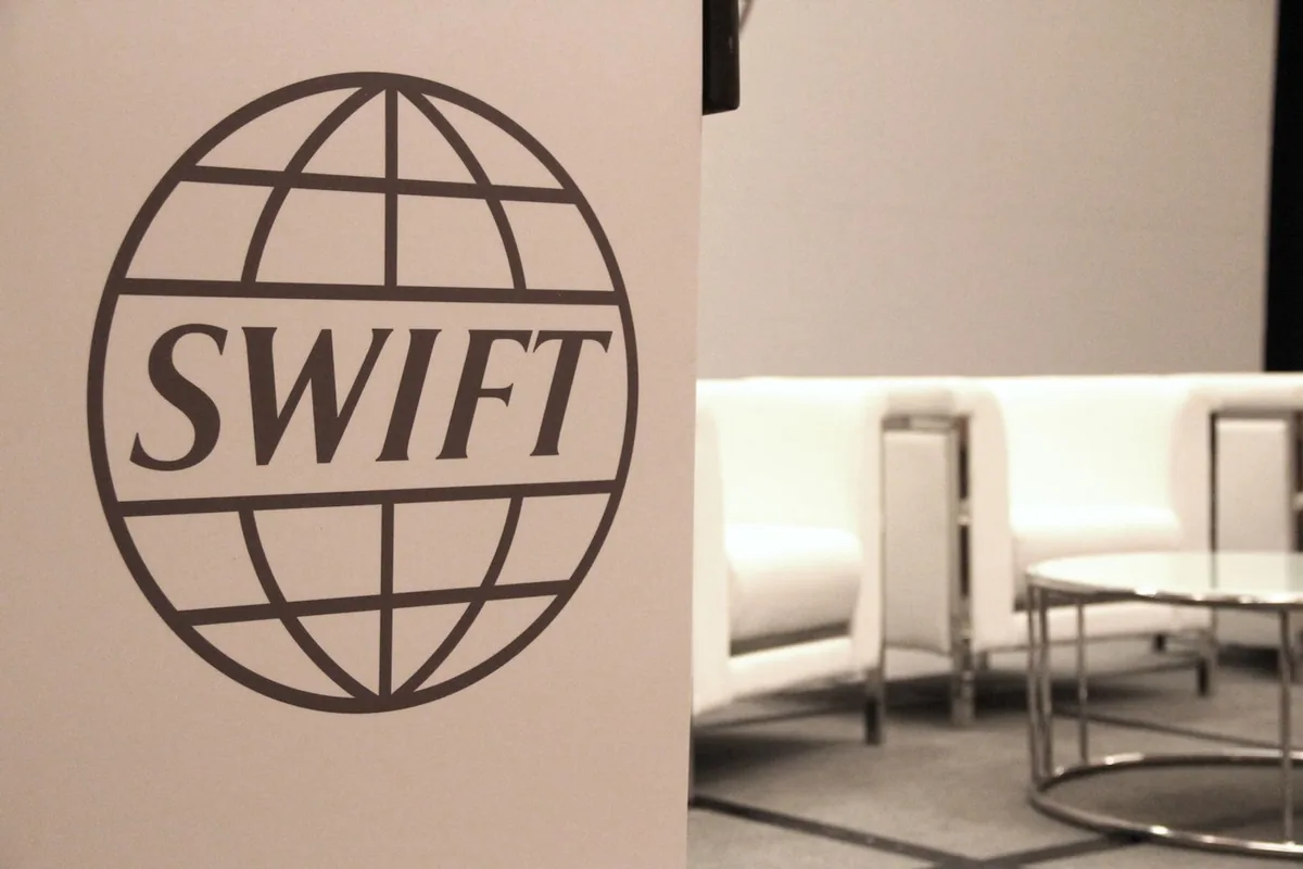 Swift prueba un libro mayor blockchain con 17 bancos globales para pagos 24/7