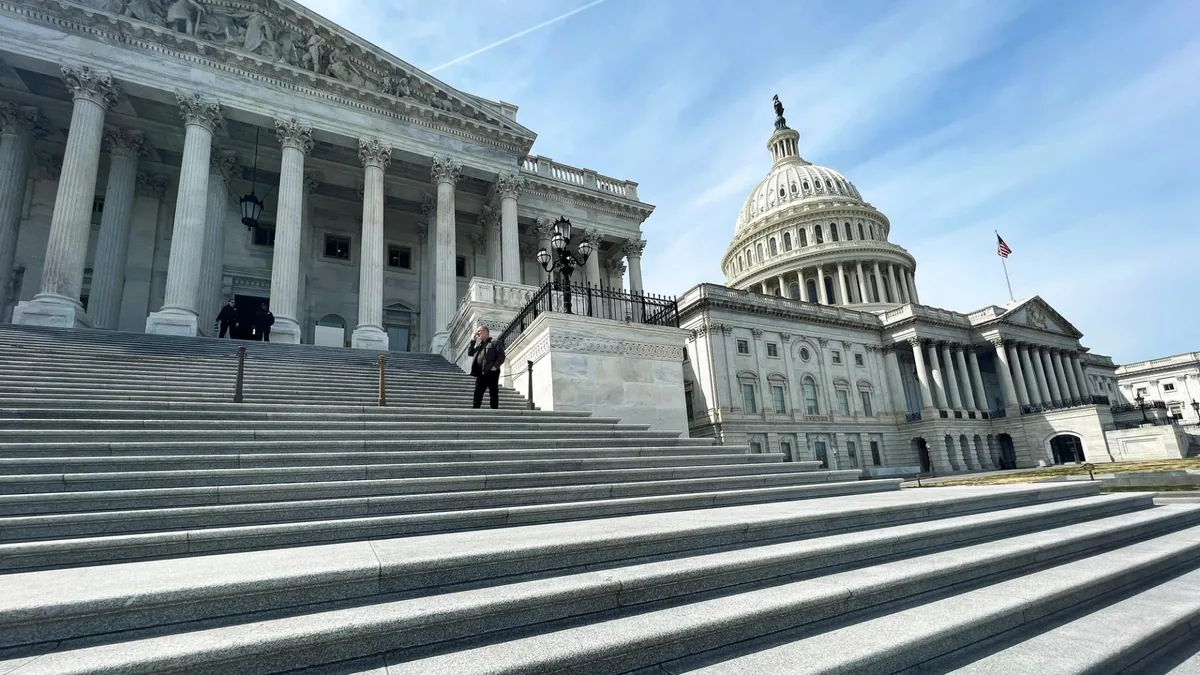 Ejecutivo de OKX duda del avance de la Clarity Act y ve el optimismo ya reflejado en bitcoin